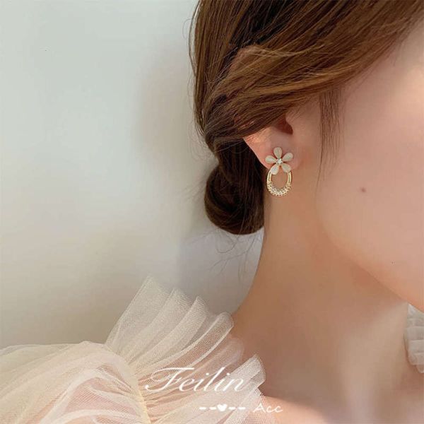 

2021 new fashion high-end light luxury atmosphere cat's eye stone daisy pure tremella nail earrings for women, Black