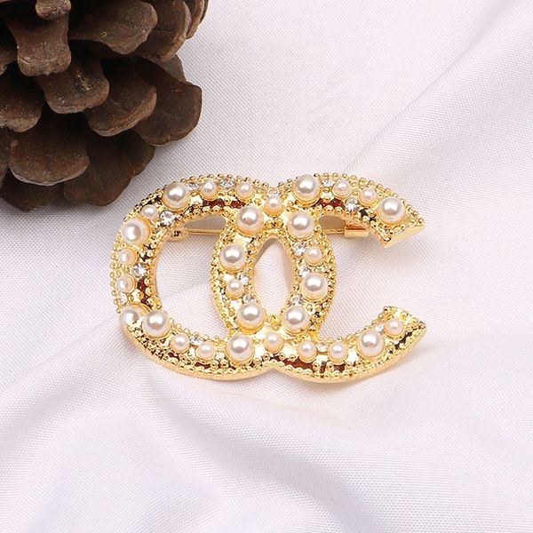 Koreanische einfache kleine süße Wind C Designer Perlenbrosche Frauen Strass Buchstaben Broschen Anzug Pin Modeschmuck Kleidung Dekoration hochwertige Accessoires