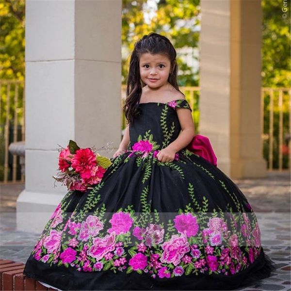 2022 Vintage mexikanische Mädchen-Festzug-Kleider mit Blumenapplikation, schulterfrei, Schnürung, Satin, Blumenmädchenkleid für Hochzeit, Quinceanera, Mi233u