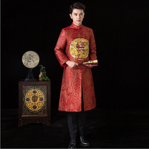 Abito da cerimonia nuziale Cheongsam da uomo con drago ricamato Colletto alla coreana Qipao Manica lunga Sposare Banchetto Abito cinese Abbigliamento etnico rosso