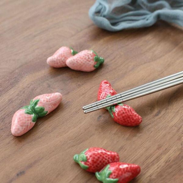 

chopsticks 4pcs/set creative home decoration ceramic strawberry shape chopstick rack holder kitchen tablewarefor dinner supply
