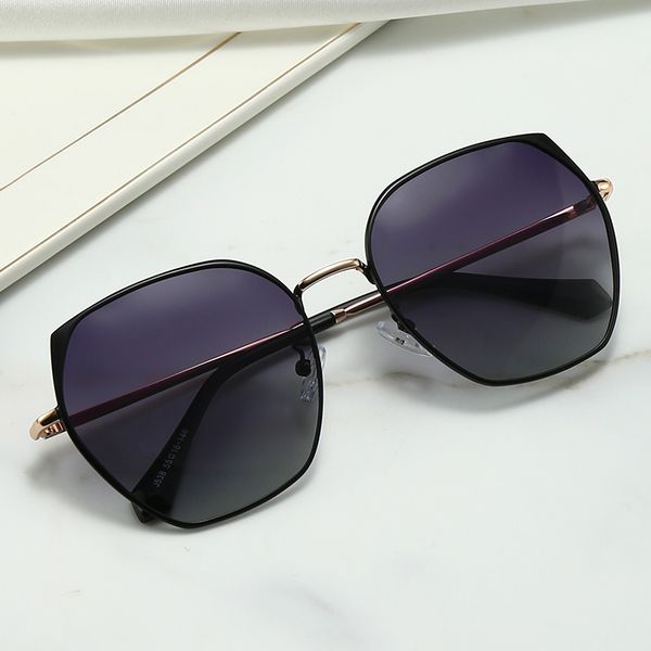 

classic sunglasses men and women metal vintage fashion style outdoor round frame uv 400 lens come with case box top, White;black