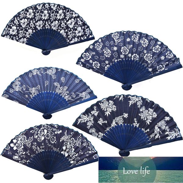 Chinês estilo azul tecido mão fã fresco verão flor clássico flor com tingido azul quadro de bambu casamento festa favor a decoração