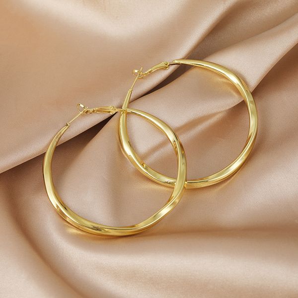 Ouro redondo grande argola brinco para mulheres liga de zinco senhora moda jóias agradáveis ​​orelha aro acessórios