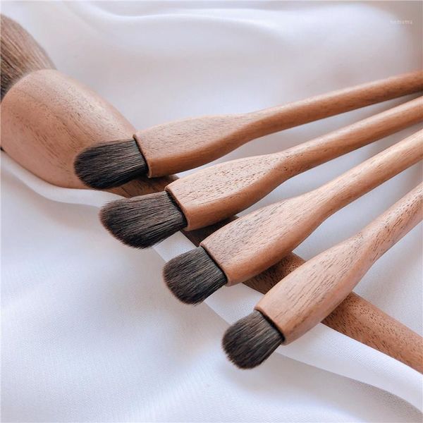 

makeup brush with wooden handle delicate eye shadow concealer kit1