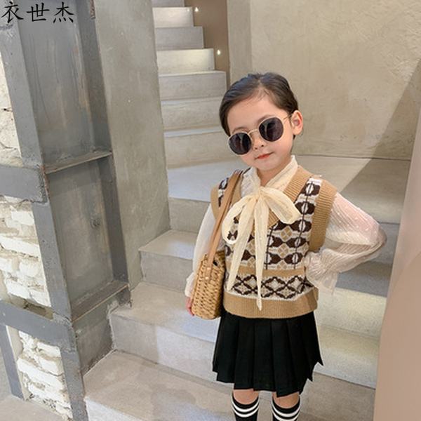 

girls new spring and autumn fashion 2022 sweater vest jacquard bow with black pleated skirt childrens suit, White