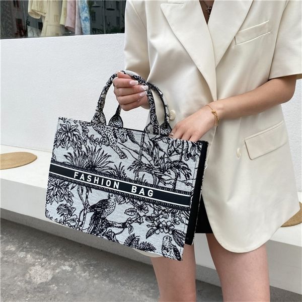 

factory store shop personality 2022 new fashion large capacity foreign style single shoulder bag women's simple summer printed handbag
