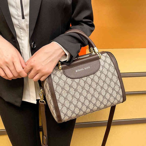 

2022 factory wholesale hong brand boston pillow leather bag versatile foreign style women's one shoulder messenger bag