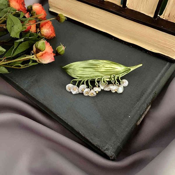 

and art retro french forest baroque freshwater special shaped pearl valley lily brooch simple gift for female minority, Gray