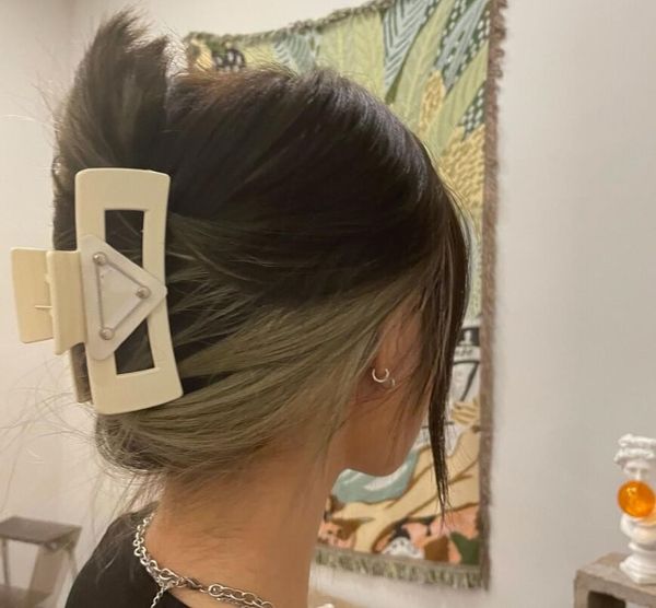 

2021 european and american triangle letter clamps large 11cm temperament shark hair volume headwear female fast delivery, Slivery;golden