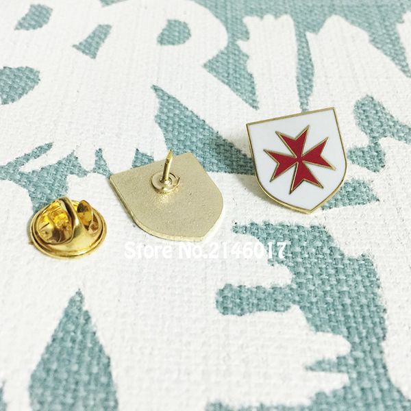 10 pcs pinos maçônicos Badge Mason Masons Broche Crusader Guerreiro Ordem Knight White Shield com vermelho maltês pino de lapela cruzada