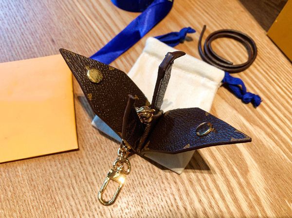 

2021 keychain key chain buckle keychains lovers car handmade leather men women bags pendant accessories 7 color with box dust bag4128393, Silver