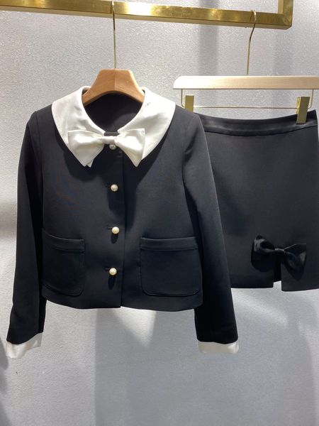 

2021 autumn black women's two pieces dress designer pearls buttons bow small jackets and skirts set 81833, White