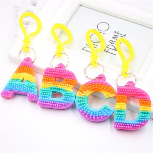 Accessori Giocattolo di decompressione Ciondolo portachiavi in PVC con lettera a colori arcobaleno Ciondoli in gomma morbida in silicone anti stress Fidget Pop 2350 Y2