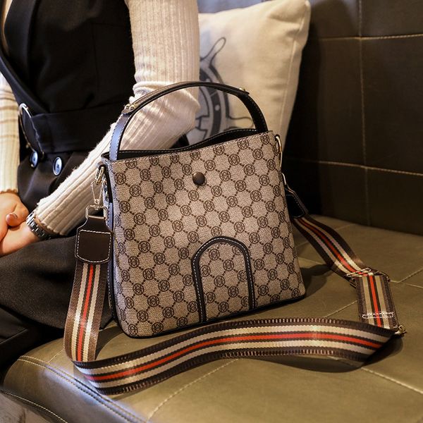 

new handbags bag women's summer 2021 fashion hand bucket french niche advanced versatile factory direct sale