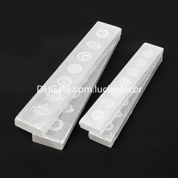 Bacchetta di cristallo di selenite lucidata con simboli dei chakra incisi Decor 18 cm / 23 cm di lunghezza, 3 cm / 4 cm di larghezza, pietra naturale satinata curativa bianca, forti poteri di protezione fortunata