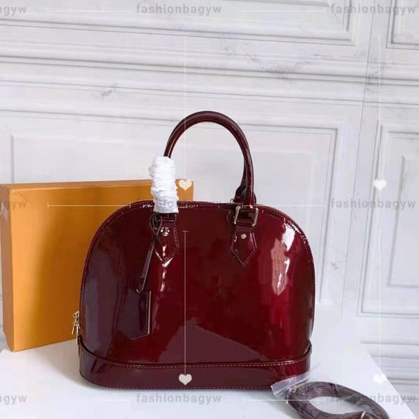 

shell bag patent tote miroir leather lady highest quality handbag slanted across her shoulderssimple lines in classic letter printing