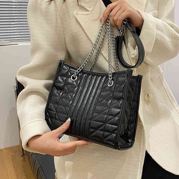 

2022 latest handbag factory store on autumn winter women's versatile chain shoulder minority style tote