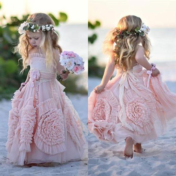 Abiti da ragazza di fiore rosa cipria Spaghetti Ruffles Fiori fatti a mano Tutu di pizzo Abiti vintage per bambini piccoli per comunione Boho Wedding