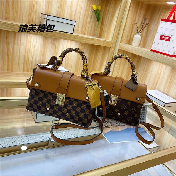 

2022 factory wholesale women's color contrast hand same single shoulder bag live broadcast diagonal span