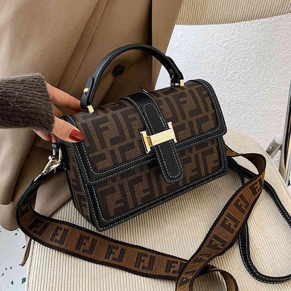 

2022 factory wholesale female single shoulder messenger chaohan xiaofang bag fashion underarm contrast color women's bag wide shoulder