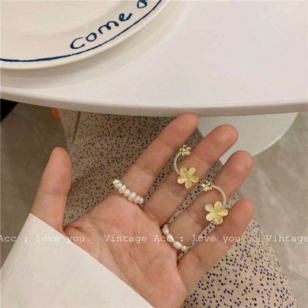

korean geometric flower transparent imitation cat's eye rhinestone earrings, Black