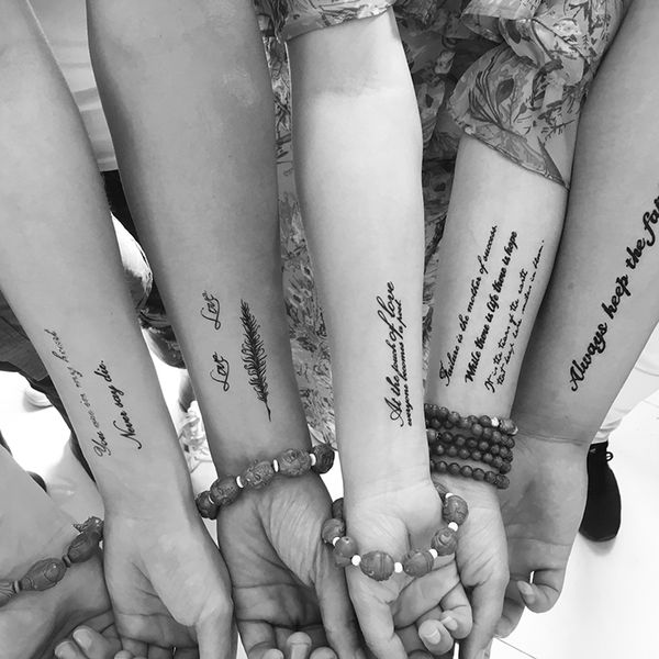 Adesivi per tatuaggi temporanei con parole inglesi Lettere nere Adesivo per tatuaggi body art con piume di piume Impermeabile per tatuaggi temporanei