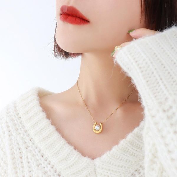 Anhänger Halskette Yaonuan French Trend Eingelegtes Perlen U-förmiger, vergoldeter Titan-Stahl Halskette für Frauen Party Schmuck 2021 Ankunft
