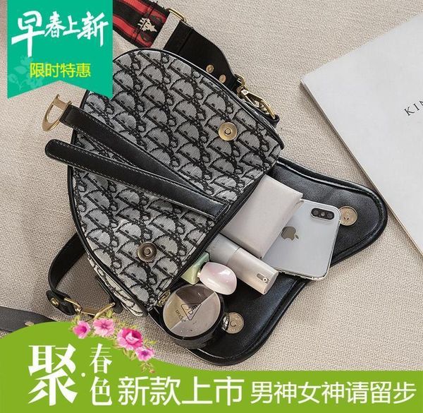 

2021 new fashionable horseshoe saddle crossbar hand bill of lading shoulder d family word women's armpit bag