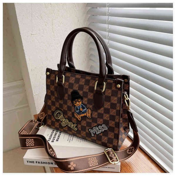 

2022 factory wholesale new small bag women's autumn and winter new fashion bear cartoon pattern simple single shoulder messenger studen