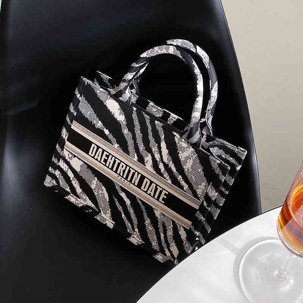 

2022 factory wholesale new this year's popular online red bag women's versatile high-capacity foreign style fashion portable messe