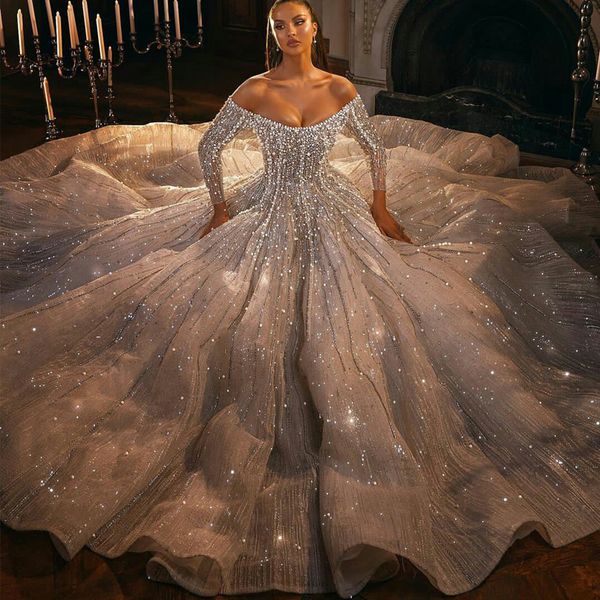 Abiti da sposa principessa Dubai Ball Gown Abiti da sposa con spalle scoperte Perle che bordano Abiti da sposa a maniche lunghe Perline Abiti da sposa a strati