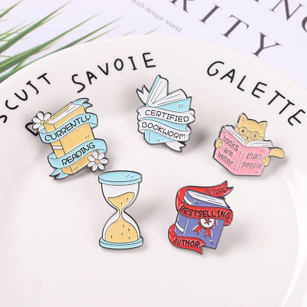 Sevimli kedi kitap Broş Pin Kadın Erkek Moda Elbise Ceket Gömlek Demin Metal Komik Broş Pin Rozetleri Promosyon Hediye Takı Yeni Tasarım