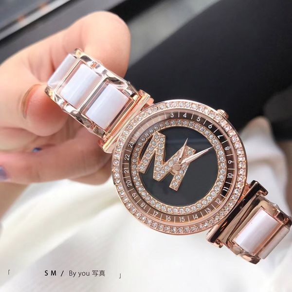 Moda marca relógios mulheres menina cristal letras grandes rotativas estilo de discagem de aço matel banda relógio relógio de relógio m120