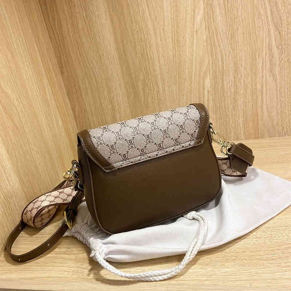 

2022 factory wholesale handbag fashion embroidered saddle bag with clasp crossbody bag