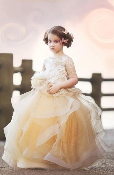 2021 Principessa Carino Ball Gown Ragazze Pageant Abiti Champagne Appliques di pizzo Maniche corte Tulle Tiered Ruffles Puffy Bambini Flower Girl Abiti di compleanno