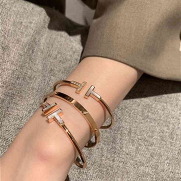 

selling tiffy home straight opening double t bracelet female 18k gold fritillaria with diamond t-shaped star, Black