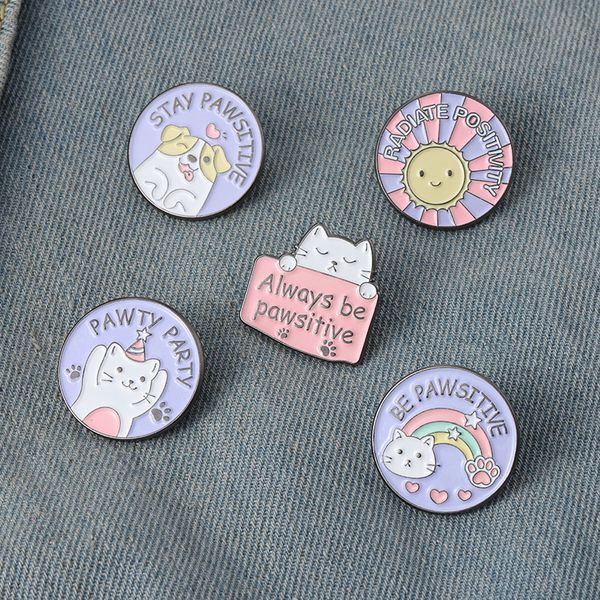 Emaille Runde Katze Lila Farbe Broschen Pin für Frauen Mode Kleid Mantel Hemd Demin Metall Lustige Brosche Pins Abzeichen Werbegeschenk 2021 Neues Design