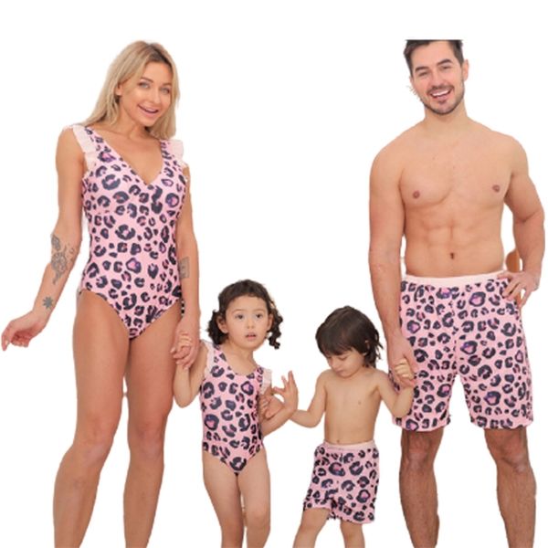 

leopard swimwear family matching clothes outfits mother daughter swimsuits mommy and me bikini dress dad son swim shorts 210417, Blue