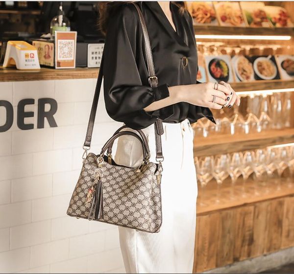 

female designer fashion print tassel pendant pu handbag one-shoulder diagonal bag cross body