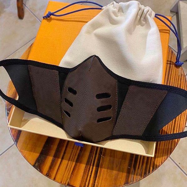 2021 Máscaras de festa de designer de moda homens mulheres poeira reutilizável de couro lavável pano de algodão plana máscara com caixa e pó de saco de pó