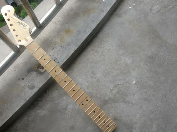 

electric guitar stratocaster 22 maple fingerplate varnish after the belt neck in stock