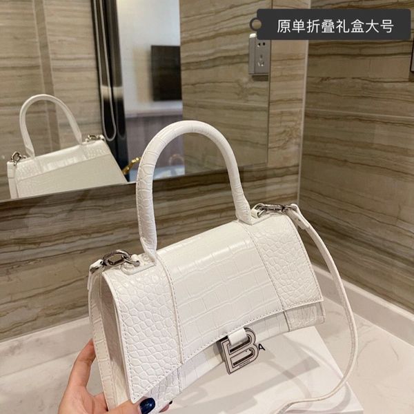 

2021 new hourglass portable messenger crocodile leather fashionable women's crescent bagqu40