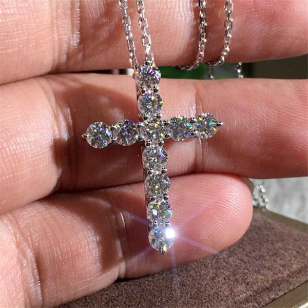 Gioielli di lusso di marca Argento sterling 925 Taglio rotondo completo Topazio CZ Ciondolo croce con diamanti Collane popolari per le donne Collana clavicola