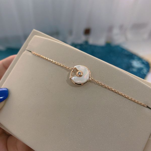 

2021 luxury designer jewelry round fritillaria inlaid bracelet creative fashion bracelet, White