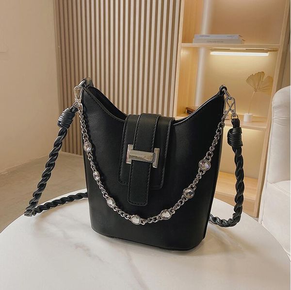 

factory outlet women leathers messenger bags simple joker solid color winter handbag street trend diamond chain bag small fresh leather back, Black;red