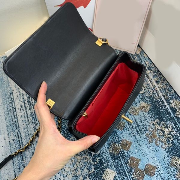 

2020 new style the handle is studded with diamonds internal zipper bag