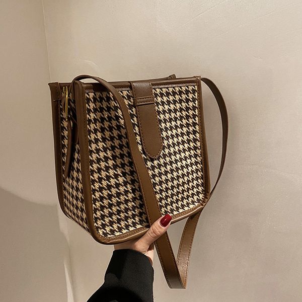 

2022 women woven bucket bag fashion messenger shoulder bags ladies handbag