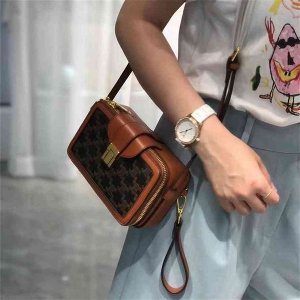 

2021 new box camera shoulder popular portable crossbar lattice change mobile phone women's small square bag
