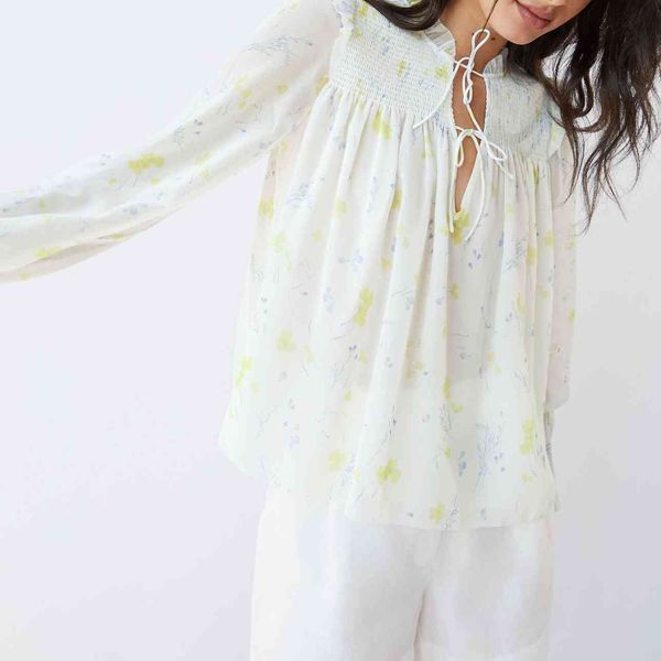 

women's t-shirt ruffle shirt, lace women's coat, White